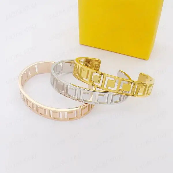 Luxury Bangle Hollow Letter Womens Designer Bracelets 18K Gold Brand Jewelry Wedding Couple Gift Lover Bangles with Box Great Shopping 4You